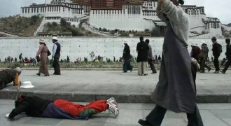 藏族人为什么要磕十万个长头！
